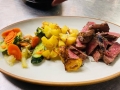 TAGLIATA DI BOVINA CON PATATE E VERDURE